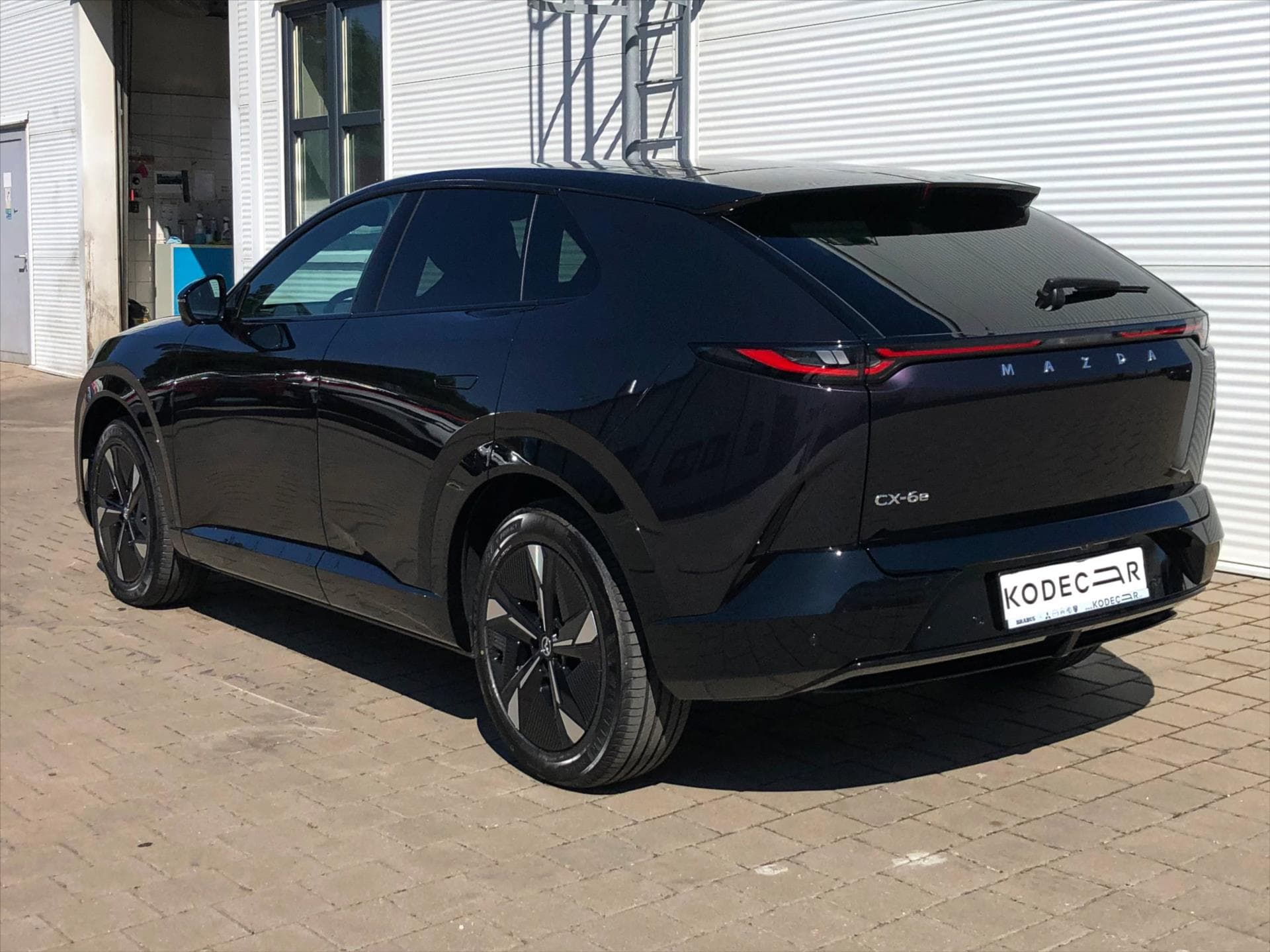 Mazda CX-6e - 4