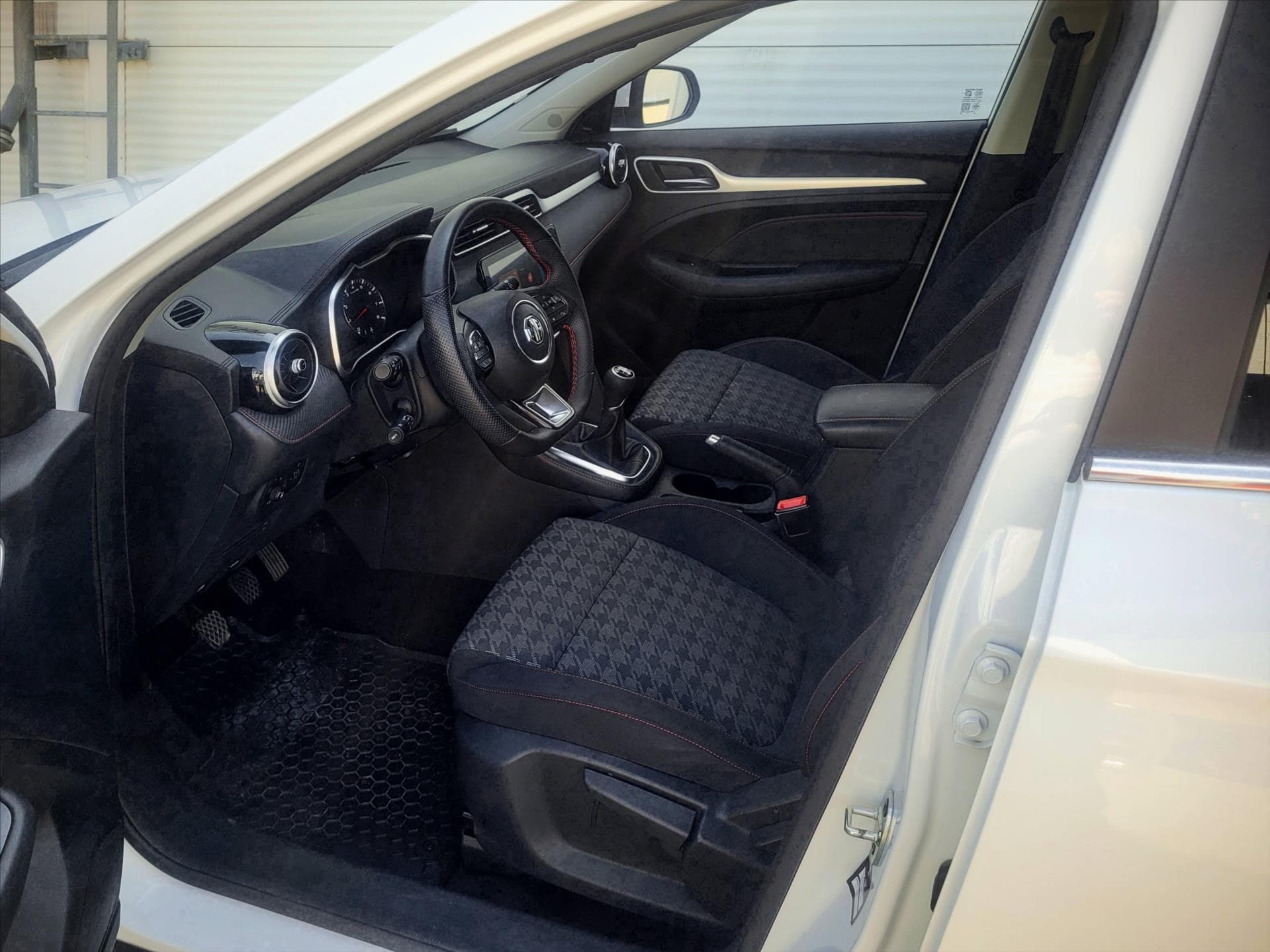 MG ZS - 10