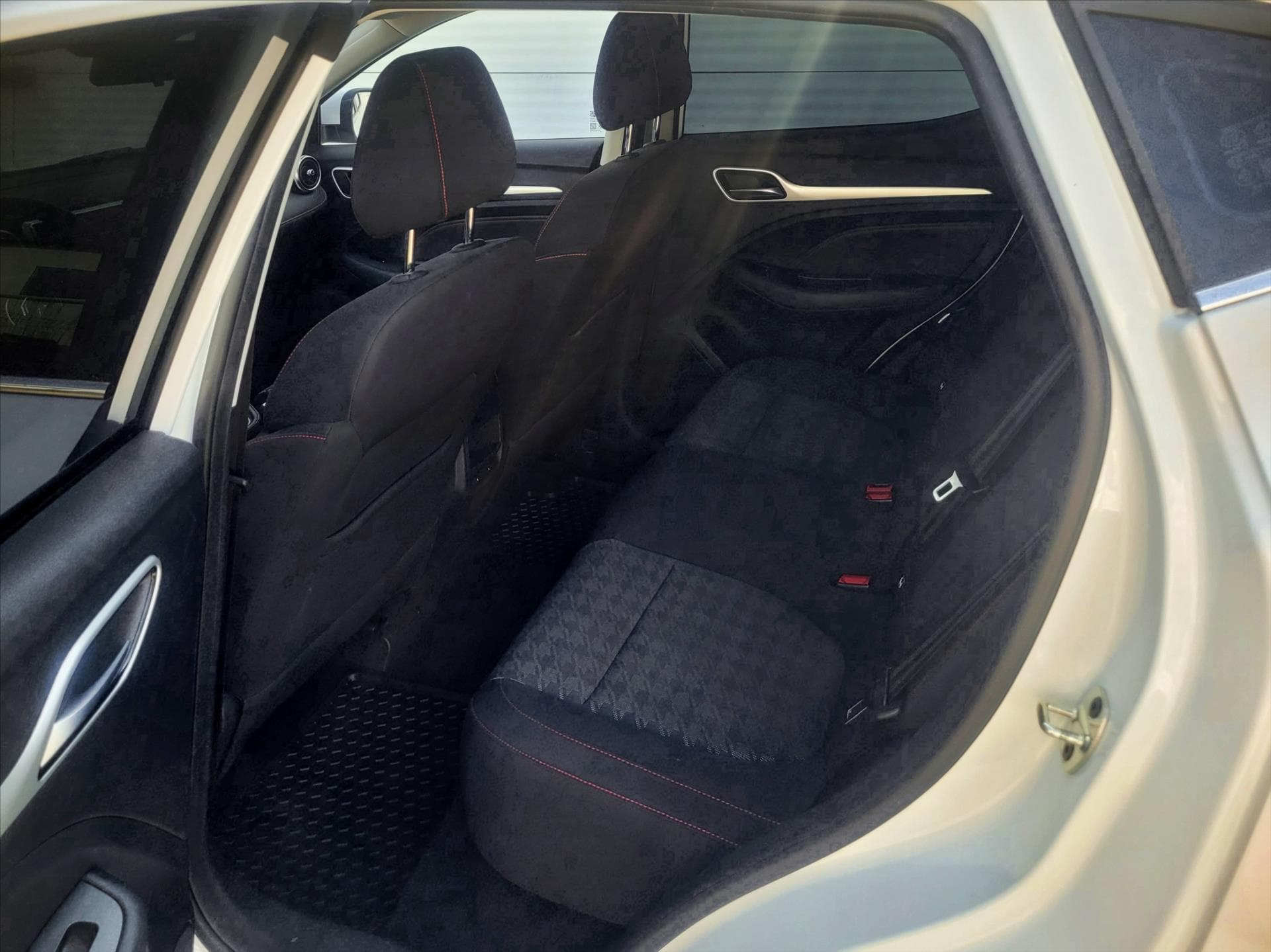 MG ZS - 11