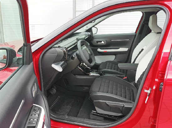 Nový vůz Citroën ë-C3 Aircross Elektric 44kWh 113k AT MAX červená metalíza Elektro Automatická