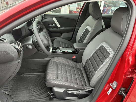 Nový vůz Citroën C4 1,2 PT 130k S&S 8EAT  Plus Petrol Automatic červená metalíza Benzín Automatická