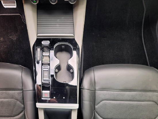 Nový vůz Citroën C5 X 1,6 hybrid ë-EAT8 S&S  Shine Pack černá metalíza hybridní - benzin Automatická