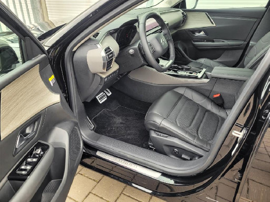 Nový vůz Citroën C5 X 1,6 hybrid ë-EAT8 S&S  Shine Pack černá metalíza hybridní - benzin Automatická