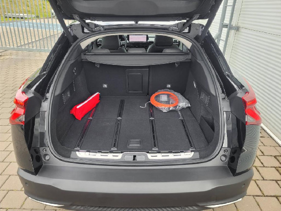 Nový vůz Citroën C5 X 1,6 hybrid ë-EAT8 S&S  Shine Pack černá metalíza hybridní - benzin Automatická