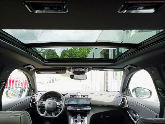 Nový vůz DS Automobiles DS7 Crossback 1,6 PHEV 300k 4x4  ETOILE bílá metalíza hybridní - benzin Automatická