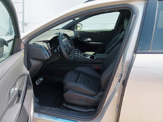 Nový vůz DS Automobiles DS7 Crossback 1,6 PHEV 300k 4x4  ETOILE bílá metalíza hybridní - benzin Automatická