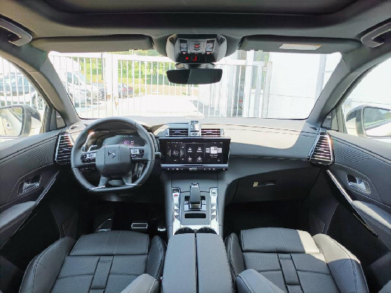 Nový vůz DS Automobiles DS7 Crossback 1,6 PHEV 300k 4x4  ETOILE bílá metalíza hybridní - benzin Automatická