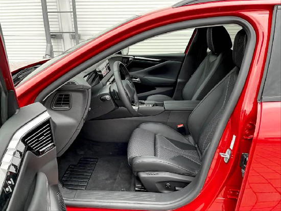 Nový vůz DS Automobiles DS4 1,6 E-TENSE 225k 8AT 4x2  TROCADERO Cross červená metalíza hybridní - benzin Automatická