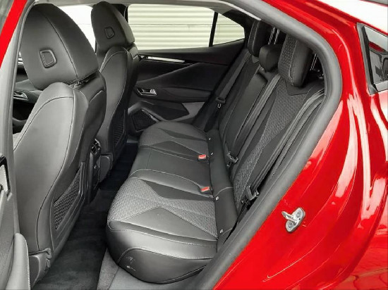 Nový vůz DS Automobiles DS4 1,6 E-TENSE 225k 8AT 4x2  TROCADERO Cross červená metalíza hybridní - benzin Automatická