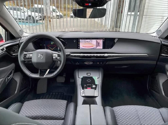 Nový vůz DS Automobiles DS4 1,6 E-TENSE 225k 8AT 4x2  TROCADERO Cross červená metalíza hybridní - benzin Automatická