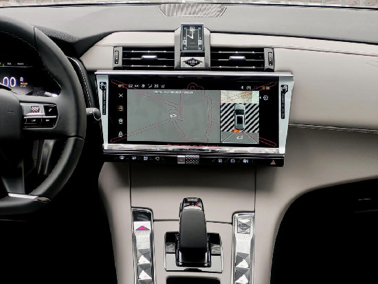 Nový vůz DS Automobiles DS7 Crossback 1,6 PT e-Tense 300k EAT8 4x4  OPERA bílá metalíza hybridní - benzin Automatická