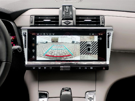 Nový vůz DS Automobiles DS7 Crossback 1,6 PT e-Tense 300k EAT8 4x4  OPERA bílá metalíza hybridní - benzin Automatická