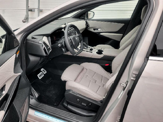 Nový vůz DS Automobiles DS7 Crossback 1,6 PT e-Tense 300k EAT8 4x4  OPERA bílá metalíza hybridní - benzin Automatická