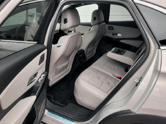 Nový vůz DS Automobiles DS7 Crossback 1,6 PT e-Tense 300k EAT8 4x4  OPERA bílá metalíza hybridní - benzin Automatická