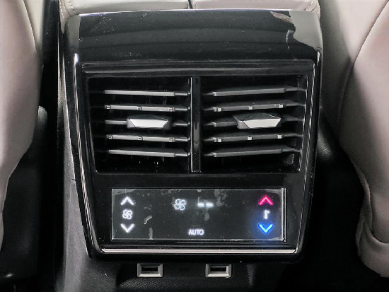 Nový vůz DS Automobiles DS7 Crossback 1,6 PT e-Tense 300k EAT8 4x4  OPERA bílá metalíza hybridní - benzin Automatická