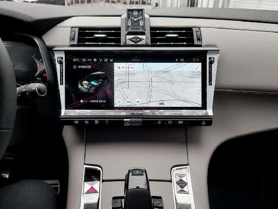 Nový vůz DS Automobiles DS7 Crossback 1,6 PT e-Tense 300k EAT8 4x4  OPERA bílá metalíza hybridní - benzin Automatická