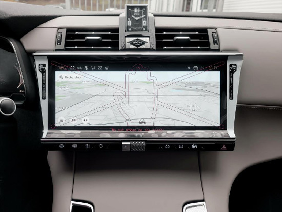 Nový vůz DS Automobiles DS7 Crossback 1,6 PT e-Tense 300k EAT8 4x4  OPERA bílá metalíza hybridní - benzin Automatická