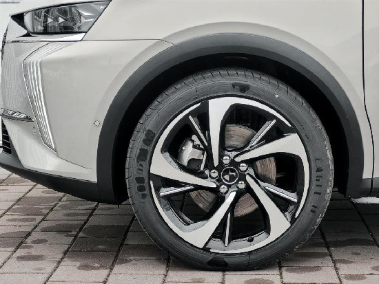 Nový vůz DS Automobiles DS7 Crossback 1,6 PT e-Tense 300k EAT8 4x4  OPERA bílá metalíza hybridní - benzin Automatická