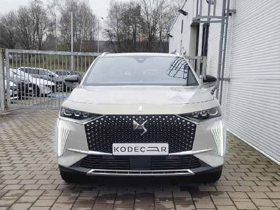 Nový vůz DS Automobiles DS7 Crossback 1,6 PT e-Tense 300k EAT8 4x4  OPERA bílá metalíza hybridní - benzin Automatická