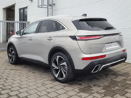 Nový vůz DS Automobiles DS7 Crossback 1,6 PT e-Tense 300k EAT8 4x4  OPERA bílá metalíza hybridní - benzin Automatická