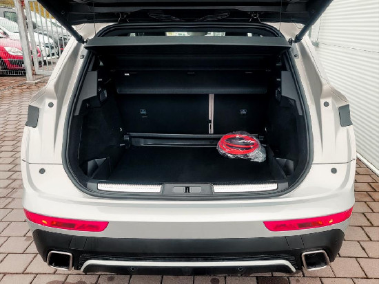 Nový vůz DS Automobiles DS7 Crossback 1,6 PT e-Tense 300k EAT8 4x4  OPERA bílá metalíza hybridní - benzin Automatická