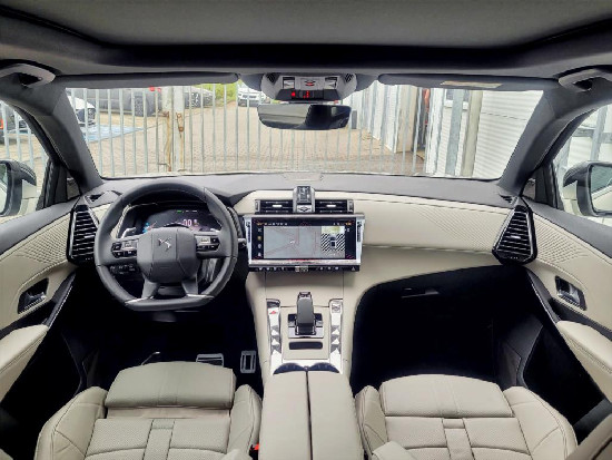 Nový vůz DS Automobiles DS7 Crossback 1,6 PT e-Tense 300k EAT8 4x4  OPERA bílá metalíza hybridní - benzin Automatická