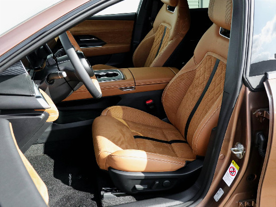 Nový vůz Mazda 6e EV Long Range 245k AT  Takumi Plus světle hnědá metalíza Elektro Automatická