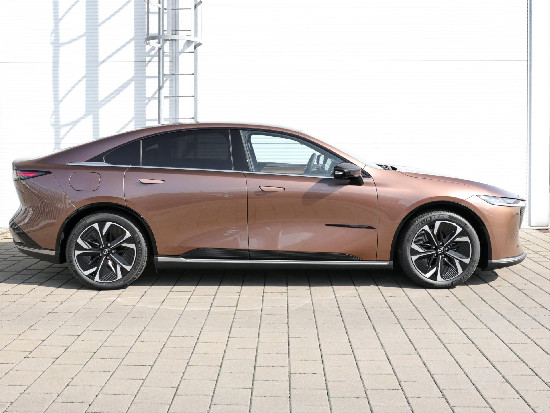 Nový vůz Mazda 6e EV Long Range 245k AT  Takumi Plus světle hnědá metalíza Elektro Automatická