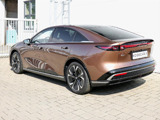 Nový vůz Mazda 6e EV Long Range 245k AT  Takumi Plus světle hnědá metalíza Elektro Automatická