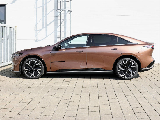 Nový vůz Mazda 6e EV Long Range 245k AT  Takumi Plus světle hnědá metalíza Elektro Automatická