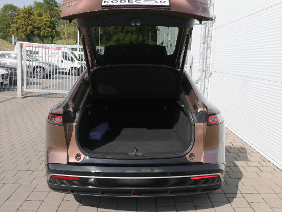 Nový vůz Mazda 6e EV Long Range 245k AT  Takumi Plus světle hnědá metalíza Elektro Automatická