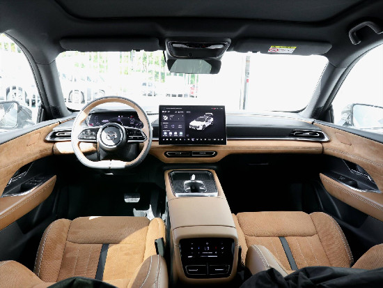 Nový vůz Mazda 6e EV Long Range 245k AT  Takumi Plus světle hnědá metalíza Elektro Automatická