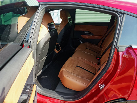 Nový vůz Mazda 6e EV Long Range 245k AT  Takumi Plus červená metalíza Elektro Automatická