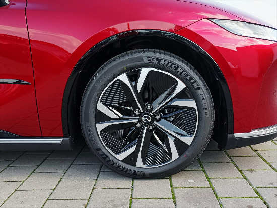 Nový vůz Mazda 6e EV Long Range 245k AT  Takumi Plus červená metalíza Elektro Automatická