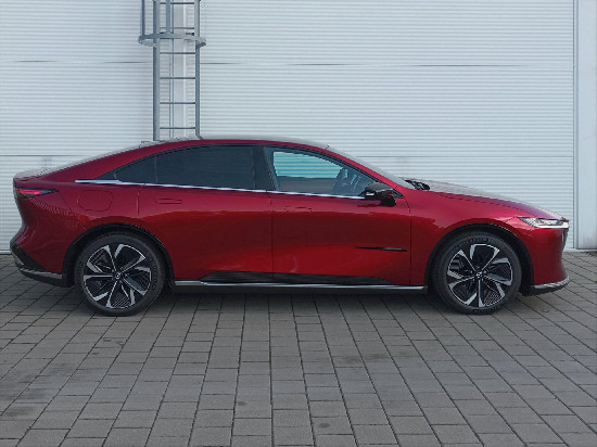 Nový vůz Mazda 6e EV Long Range 245k AT  Takumi Plus červená metalíza Elektro Automatická