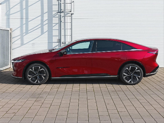 Nový vůz Mazda 6e EV Long Range 245k AT  Takumi Plus červená metalíza Elektro Automatická