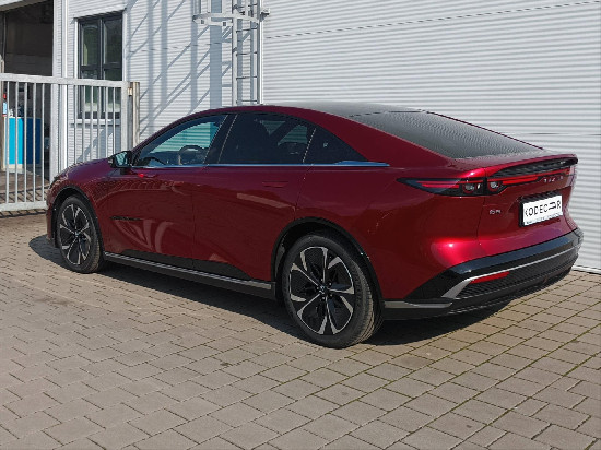 Nový vůz Mazda 6e EV 258k 1AT  Takumi červená metalíza Elektro Automatická