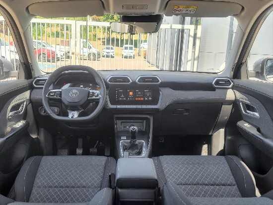 Nový vůz MG ZS 1,5 115k 5MAN 4x2  Excite stříbrná metalíza Benzín Manuální