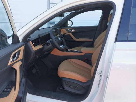 Nový vůz MG HS 1,5 TGI 7AT 170k  Exclusive bílá metalíza Benzín Automatická