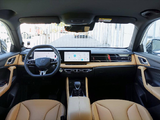 Nový vůz MG HS 1,5 TGI 7AT 170k  Exclusive bílá metalíza Benzín Automatická