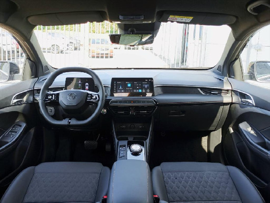 Nový vůz MG MG3 1,5 Hybrid+ 195k AT 4x2 100kW+75kW Exclusive černá metalíza hybridní - benzin Automatická