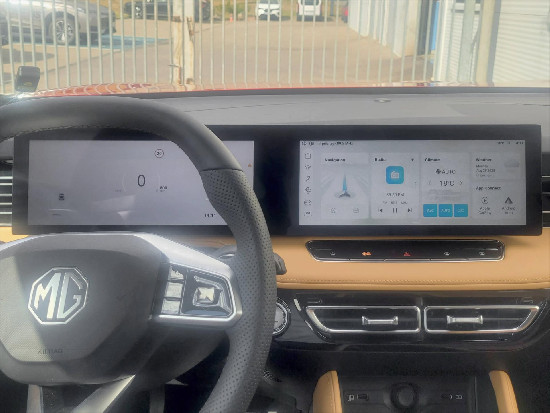 Nový vůz MG HS 1,5 TGI 6MAN 170k  Exclusive červená metalíza Benzín Manuální