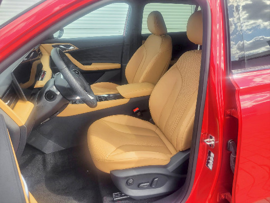 Nový vůz MG HS 1,5 TGI 6MAN 170k  Exclusive červená metalíza Benzín Manuální