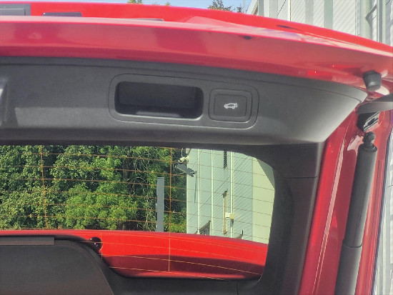 Nový vůz MG HS 1,5 TGI 6MAN 170k  Exclusive červená metalíza Benzín Manuální