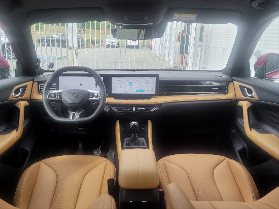 Nový vůz MG HS 1,5 TGI 6MAN 170k  Exclusive červená metalíza Benzín Manuální