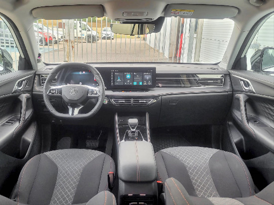 Nový vůz MG HS 1,5 TGI 7AT 170k  Emotion bílá metalíza Benzín Automatická