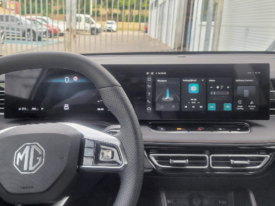 Nový vůz MG HS 1,5 TGI 7AT 170k  Emotion bílá metalíza Benzín Automatická