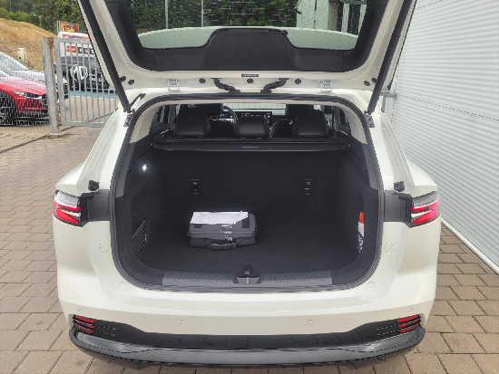 Nový vůz MG HS 1,5 Exclusive PHEV 2AT 272k bílá metalíza hybridní - benzin Automatická