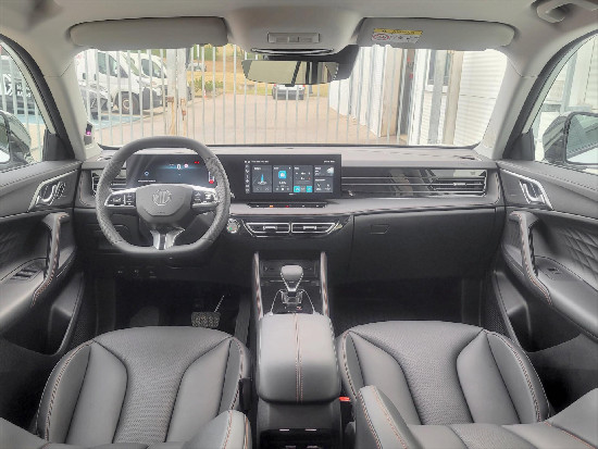 Nový vůz MG HS 1,5 PHEV 2AT 272k  Exclusive bílá metalíza hybridní - benzin Automatická