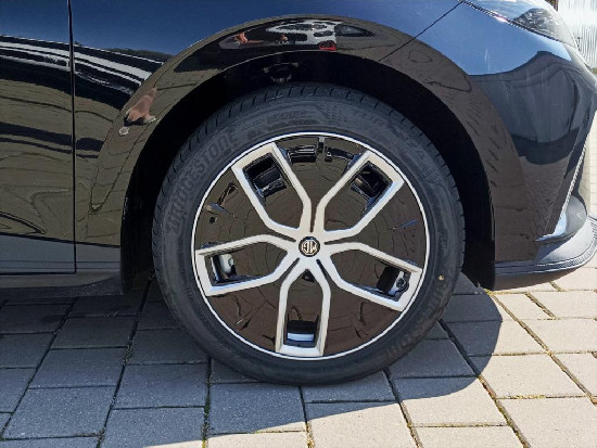 Nový vůz MG MG4 EV 77kWh 245k 1AT 4x2  Exclusive černá metalíza Elektro Automatická